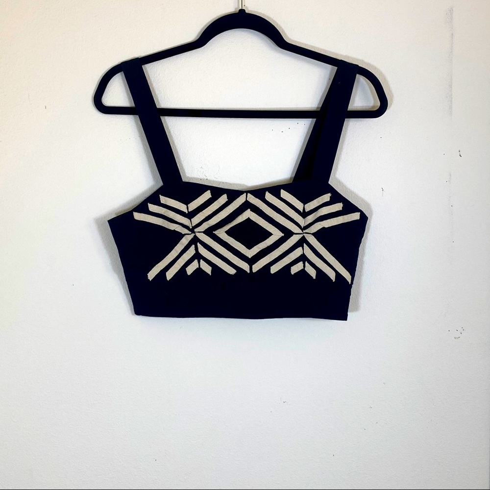 BLACK CROP-TOP CREAM DESIGN